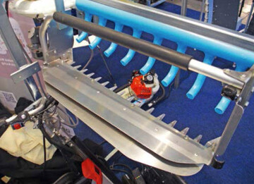Easycut 600 von HortiHands transportiert die geschnittenen Kruter mittels Luftstrmen aus den blauen Rohren auf das Transportband.