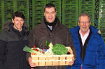 Der bayerische Finanzminister Dr. Markus Söder zum
Mindestlohn: „Wir brauchen Zöllner für etwas anderes
als um Betriebe zu kontrollieren. Auf Lockerungen ist zu
hoffen.“ (l.) Peter Höfler, Erzeugerverband Knoblauchsland,
(r.) Gerhard Kiemle, Gemüse-Selbstvermarkter e.V.
