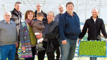 Frhliche Gesichter bei Welzel
Gartenbau: Irmgard und Hermann Welzel
(M.), dahinter Sohn Marc Welzel und ganz
rechts Sohn Pascal Welzel mit Betriebsleiter
Christoph Schreiber (h. r.) und dem
Verkaufsteam Wilhelm Rupflin (l. v.),
Michael Raab (l. h.) sowie Matthias Straupe
(2. v. r.); die bereits nchste Generation
reprsentieren Enkel Paul, der Sohn von
Marc Welzel und sein vier Wochen altes
Geschwisterkind (nicht im Bild).