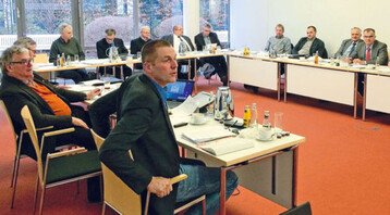 Zentrales Thema der Vorstandssitzung der Bundesfachgruppe Gemüsebau
Anfang Februar 2015 in Berlin war das Mindestlohngesetz, das in diesem
Jahr in Kraft trat. Die Mitglieder des Vorstandes diskutierten die möglichen
Auswirkungen auf den Gemüsebau unter Leitung von Christian Ufen und unter
Anwesenheit von Burghard Möller.