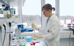 Saskia Welter bei
der Arbeit im Labor