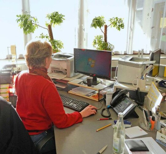 Dies ist eine korrekte Arbeitshaltung am PC-Bildschirm.