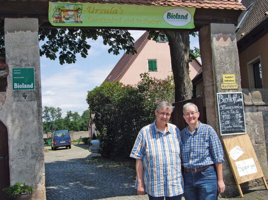 Ursula Volland (rechts) und Christiane Wilde sind sich einig, die Umstellung auf Bioproduktion war goldrichtig.