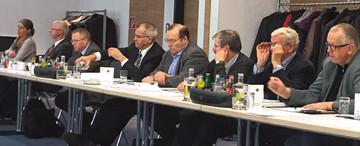 Die Vorstandsmitglieder der Fachgruppe verfolgen aufmerksam die Aussprachen zu den Themen.