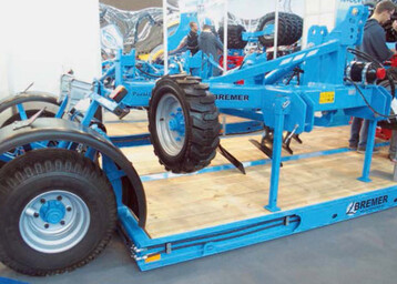Der Transportanhänger von Bremer Maschinenbau hat eine sehr niedrige Ladekante.