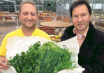 v.r.: Thomas Södler, Hessischer Gärtnereiverband und der Vereinsvorsitzende Rainer Schecker mit Kräutern der „Frankfurter Grüne Soße“.