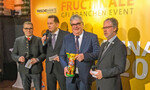 Die Vorstandsmitglieder der Frischemärkte Deutschland: Boris Schwartz, München; Uwe Klug, Bremen, und Peter Joppa, Duisburg, (v. l. n. r.), überreichten Wilhelm Böck aus Neufahrn (Mitte) den Buddy-Bären für seine herausragenden Tätigkeiten, die sein Gemüsebaubetrieb im Bereich Frische, Qualität und Zuverlässigkeit in anerkannter Weise geleistet hat.