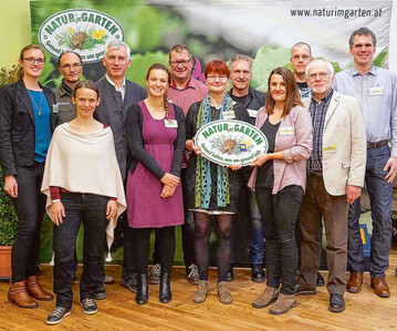 Sie informierten ber Verfahren des biologischen Pflanzenschutzes: Claudia Strobl (1. v. l.); Erwin Seidemann (6. v. l.); Dr. Annegret Schmitt (7. v. l.); Fiona Kiss (4. v. r.) Dr. Eckhard Koch (2. v. r.); weitere Personen Gernot Waiss, sterreichische Bundesforste (2. v. l.), Katharina Haider, Natur im Garten (3. v. l.), Franz Fuger, Gartenbauschule Langenlois (4. v. l.), Karin Trauner, Die Garten Tulln (5. v. l.), Andreas Steinert, GartenLeben (8. v. l.), Jrg Lohaus, Franz Kranzinger GmbH (3. v. r.), und Thomas Uibel, Die Garten Tulln (1. v. r.).