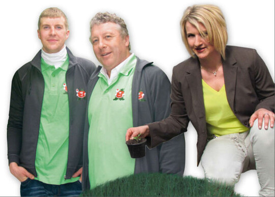 Heinz Wenkheimer (r.) und Sohn Ralf
Wenkheimer: Keine Berufsgruppe prgte
die Gemeinde Albertshofen so wie die
Grtner. Heinz Wenkheimer wurde jetzt
die Silberne Ehrennadel des Bayerischen
Grtnereiverbands (BGV) verliehen. (rechts) Carina Uhl: Aus Liebe zum Beruf und um
es den Kindern vorzuleben, fhren wir
den Betrieb zunchst weiter; ich habe die
Option, in meinen Lehrberuf zu gehen,
mein Mann hat eine zweite Arbeit.