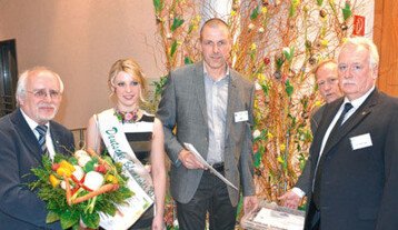 Siegfried Scholz (l.) als ZVG-Generalsekretär. Der Vorsitzende
der Bundesfachgruppe Gemüsebau Christian Ufen (Mitte) und
der BDC-Vorsitzende Michael Schattenberg (r.) sowie Jochen
Winkhoff und die Deutsche Blumenfee dankten Dr. Scholz,
der sich stark für die Belange des Gemüse- und Speisepilzanbaus,
auch auf EU-Ebene eingesetzt hat.