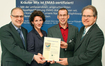 Firmeninhaber Christoph
Mix (v. l.), Geschftsfhrerin
Silke Wurlitzer und der
technische Leiter Jens
Hempe nehmen von Oliver
Freitag, Bereichsleiter fr
Innovation und Umwelt bei der
Industrie- und Handelskammer
Wrzburg-Schweinfurt, die
EMAS-Urkunde entgegen.