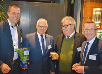 Naschgemüse und Topfkräuter präsentierte der ZVG auf dem „Parlamentarischen Frühling“ (v.l.): der Vorsitzende der Bundesfachgruppe Gemüsebau Christian Ufen, der Parlamentarische Staatssekretär Peter Bleser (BMEL), der stellvertretende Vorsitzende der Bundesfachgruppe Gemüsebau, Wilhelm Böck, sowie ZVG-Präsident Jürgen Mertz