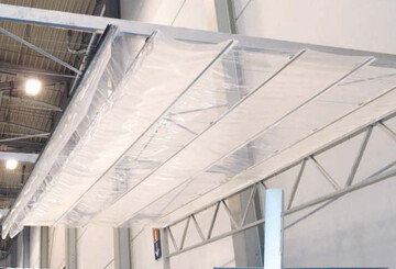 Die Freilandhalle von Gtsch & Flschle mit Zugraffsystem je Binderfeld, komplett zu ffnen und schlieen ber Schubstangen 