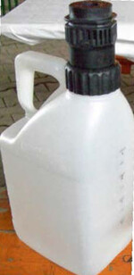 Das EasyFlow Entnahme- und Reinigungssystem von agrotop eignet sich ideal für Pflanzenschutzmittelkleingebinde.