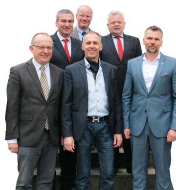 Sie reprsentieren Bayer CropScience Deutschland GmbH (v.l.n.r.): Georg Beer, Leiter Vertriebsteam Sonderkulturen, Heinz Breuer, Leiter Unternehmenskommunikation, Dr. Torsten Griebel, Beratungs- und Marketingmanager, Frank Kuhmann, Kundenmarketing Sonderkulturen, Jrg Geithel, Beratungsund Marketingmanager Sonderkulturen, und neuerdings Tobias Bendig, Entwicklungsmanager Sonderkulturen.