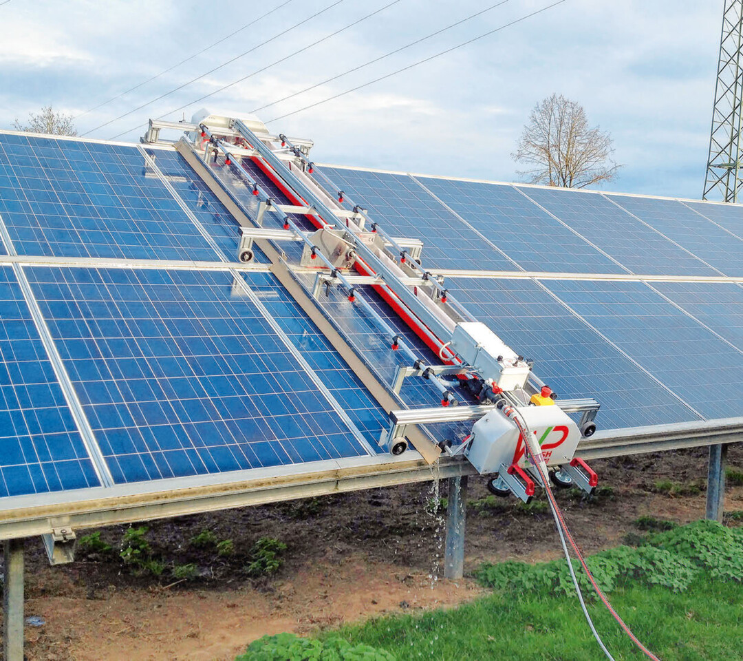 Der semiautomatische Reinigungsroboter für Photovoltaik-Freiflächen von asl cleanenergy.