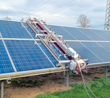 Der semiautomatische Reinigungsroboter fr Photovoltaik-Freiflchen von asl cleanenergy.