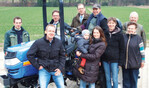 Es freuen sich über den
Gewinn des Iseki-Traktors
(v.l.n.r.) André Reinkensmeyer,
Oliver Sticht, Marketingleiter
Iseki, Rainer Sieweke,
Iseki-Händler, Robert Meyer,
Deutscher Landwirtschaftsverlag,
Mia und Mutter Josefin
Kwaß, Bernd, Nicole, Anita
und Werner Reinkensmeyer.