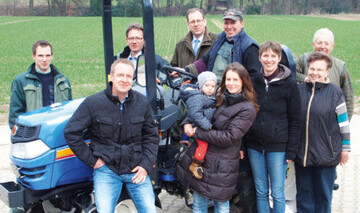 Es freuen sich ber den
Gewinn des Iseki-Traktors
(v.l.n.r.) Andr Reinkensmeyer,
Oliver Sticht, Marketingleiter
Iseki, Rainer Sieweke,
Iseki-Hndler, Robert Meyer,
Deutscher Landwirtschaftsverlag,
Mia und Mutter Josefin
Kwa, Bernd, Nicole, Anita
und Werner Reinkensmeyer.