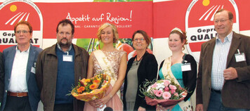 ber die Zukunft des Spargelanbaus in Hessen diskutierten (v.l.n.r.): Peter Lipp, Rolf Meinhard, die neue Hessische Spargelknigin
Martha I, Ministerin Priska Hinz, die Spargelknigin der Saison 2014/15 und Dr. Willi Billau.