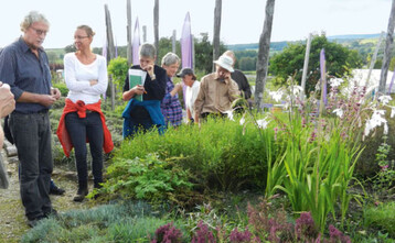 Bernd Dittrich (l.) setzt auf eine groe Vielfalt bei Krutern und Duftpflanzen,
die er im Schaugarten anderen nahebringt.