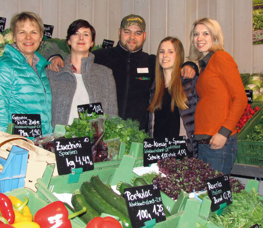 Hahn im Korb (v.l.n.r.):
Karin Link (Betriebsleitung, Hofladen),
Theresa Frantz (B�romanagement
und Freundin des Sohns Stefan Link
(Vermarktung), Karina Klein und
Tochter Kathrin Ehret (Marketing,
Ern�hrungs- und Gesundheitsberatung)