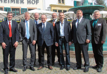 Sie informierten ber Neues aus
dem Hause BayerCropscience
(v.l.n.r.) Heinz Breuer (Unternehmenskommunikation),
Geschftsfhrer
Helmut Schramm, Torsten
Griebel (Beratung Weinbau),
Vertriebsteamleiter Sonderkulturen
Georg Beer, Dr. Hans-Josef Diehl
als Leiter Entwicklung, Produktmanager
Sonderkulturen
Frank Kuhmann, Hans-Joachim
Duch (Applikationstechnik und
Umweltschutz) sowie Jrg Geithel
(Beratung Obstbau).