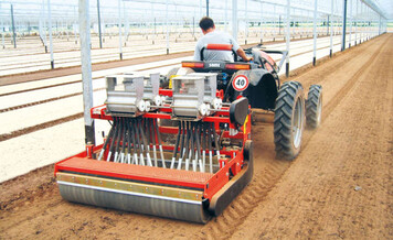 Schwammsmaschine
von Agricola, Vertrieb
in Deutschland durch die Firma
Trinkel, Laumersheim