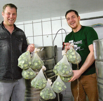 Andr Busigel (l.) und David Hertl (r.) stellten oberbayerische und frnkische Craft Bier-Braukunst gepaart mit frnkischer Gurke vor. Das Resultat ist ein fruchtig-frisches Sommerbier!
