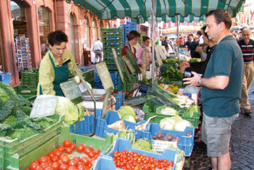 Gemseeinkauf auf dem Wochenmarkt: Mehr Gemse zu essen, bedeutet, das Risiko an chronischen Erkrankungen wie Krebs, Diabetes oder des Herzens stark zu reduzieren.