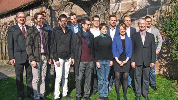 Elf frisch gebackene Meister im Gemsebau aus Franken, Baden-Wrttemberg, Oberpfalz und Niedersachsen feierten die bestandene Prfung an der Fachschule in Frth: (alphabetisch) Moritz Beckmann, Ccile Dobler, Wolfgang Eberlein, Felix Ell, Stefan Fleischmann, Harald Grbner, Matthias Knaup, Steffen Roth, Danilo Schulze (vordere Reihe 2 .v. l.), Stefan Seischab, Anna-Lena Wischendorff. Es freuten sich mit ihnen: Landrat Matthias Diel, Bereichsleiter Horst Krehn des Amts fr Landwirtschaft Frth, und Josef Hofbauer, Schulleiter der Fachschule Frth.