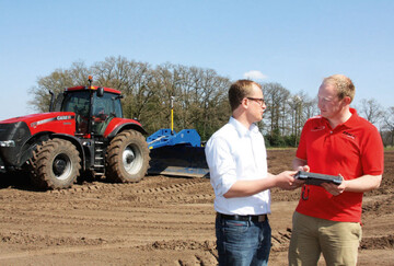 Karsten Vialon, Trimble Germany, und Maximilian Birle, CNH Industrial Deutschland, arbeiten bei der Flchennivellierung und im Drnagenbau eng zusammen.