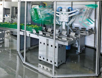 Der Salat- und Gemsewaschautomat von Villiger Technik, Niederrohrdorf/ CH, gilt als die derzeit modernste Waschanlage und wird auf der Messe ga gezeigt. Der 2013 gebaute Prototyp wurde aktuell so erweitert, dass auch Kohlrabi oder Radies zu waschen sind. Verpackt in 60x40 cm Standardkisten mit bis zu 25 cm Hhe durchlaufen die Ernteprodukte mehrere Stationen mit Rundum-Waschdsen, die per Computer regelbar sind. Neu ist die Starkstrahldse fr starke Verschmutzungen. In der Schleuderstation werden jeweils zwei Kisten bis zum individuell einstellbaren Feuchtegrad geschleudert.