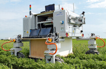Irgendwie faszinierend: So steht Kollege Roboter in einem Feld mit Mhren und auf einer frischbepflanzten Flche.