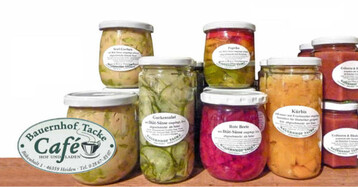 Der gerumige Hofl aden
bietet neben Spargel
zahlreiche liebevoll selbst
hergestellte und verpackte
Produkte an.