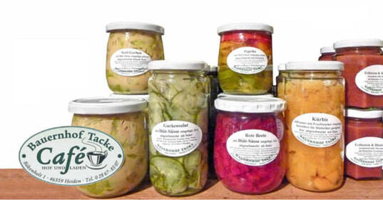 Der gerumige Hofl aden
bietet neben Spargel
zahlreiche liebevoll selbst
hergestellte und verpackte
Produkte an.