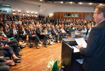 Dr. Robert Kloos, Staatssekretr im Bundesministerium
fr Ernhrung und Landwirtschaft, hielt die Festrede.