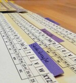 Mit liegenden Mappen wird es im Büro ordentlich.