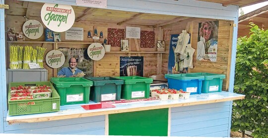 Auf den Spargelverkaufsst�nden wird vor allem mit dem Anbauverband Bioland und dem Anbaugebiet Abensberger Spargel geworben.