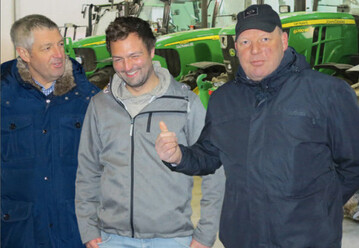 Paul (l.) und Frank (M.) Steinki werden von Heiner Wischendorf (r.), Vorstandsmitglied, Gemse-Selbstvermarkter e.V., fr ihre coole Betriebsfhrung gelobt. 