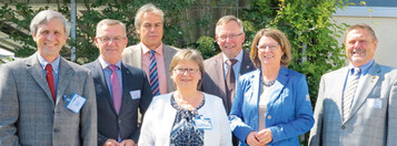 Sie uerten sich positiv zum 10-jhrigen Jubilum des Gartenbauzentrums (v.l.n.r.): der Fachgebietsleiter
der Hessischen Gartenakademie Helmut Mller, ZVG-Prsident Jrgen Mertz, Hochschul-
Prsident Prof. Dr. Hans Reiner Schultz, die Fachgebietsleiterin Fachinformation Gartenbau Birgit
Hagendorf-Mehr, der Direktor des Landesberiebs Landwirtschaft (LLH) Hessen Dr. Andreas
Sandhger, Staatsministerin Priska Hinz und der stellvertretende Vorsitzende des Fachbeirats der
Hessischen Gartenakademie Norbert Renz.