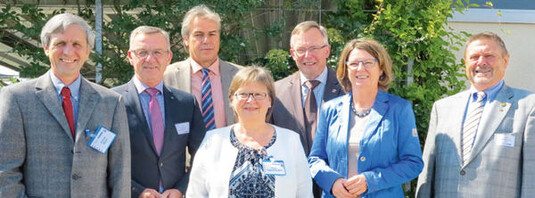 Sie uerten sich positiv zum 10-jhrigen Jubilum des Gartenbauzentrums (v.l.n.r.): der Fachgebietsleiter
der Hessischen Gartenakademie Helmut Mller, ZVG-Prsident Jrgen Mertz, Hochschul-
Prsident Prof. Dr. Hans Reiner Schultz, die Fachgebietsleiterin Fachinformation Gartenbau Birgit
Hagendorf-Mehr, der Direktor des Landesberiebs Landwirtschaft (LLH) Hessen Dr. Andreas
Sandhger, Staatsministerin Priska Hinz und der stellvertretende Vorsitzende des Fachbeirats der
Hessischen Gartenakademie Norbert Renz.