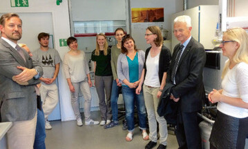 ZVG-Vizepräsident Hartmut Weimann und ZVG-Generalsekretär
Bertram Fleischer (l.) zeigten sich beeindruckt an der grundlagenorientierten
Forschung im IGZ Großbeeren/Erfurt