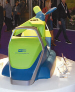 Der Priva Deleafing Robot besteht aus einem Arbeitsarm mit einer Schere zur Entfernung von Blättern sowie rechts und links des Roboterarmes zwei Kameras zur Erfassung der Pflanze. Hübsch anzusehen ist die Attrappe des Priva Deleafing Robot, leider ohne Detail und Angabe zum Maßstab…