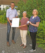 Ingeborg Koch (Mitte) erhält dieSilbermünze von Christian Ufen undLaura Lafuente.