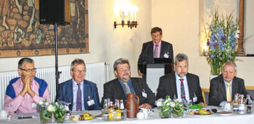 Michael J. Baumeister, Aufsichtsratsvorsitzender, hinter dem Vorstand Georg-W.
Bruns (3. v.l.), Manfred Klunke (4. v.l.) und den Aufsichtsratsmitgliedern (v.l.)
Klaus Umbach, Hermann Berchtenbreiter und dem stellvertretenden Vorsitzenden
des Aufsichtsrats Lothar Dahs (r.): Die Ausweitung des Europageschftes bringt
eine grere Risikoverteilung.
