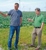 Ein erfolgreiches Miteinander von nachhaltiger Energie- und
Gemüseproduktion: Christian Ufen im Fachaustausch mit
Prof. Dr. Hartmut Stützel in Dithmarschen