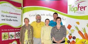 (v.l.n.r.) Ein starkes Team: Hildegard
und Werner Tpfer mit drei ihrer sechs
Kinder, Magdalena Tpfer (zustndig
fr den Einkauf), Martin Tpfer (verantwortlich
fr die Kommissionierung und
die Logistik) sowie Betriebsnachfolgerin
Miriam Weihprecht