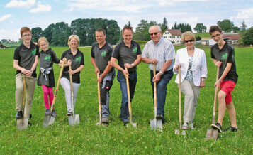 Drei Generationen Beerstecher mit Produktionsleiter Max Kmmeth beim Spatenstich zum CO2-freien Gewchshaus in Hinwil/ ZH
