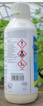Ein Beispiel: Movento OD 150 wurde
2011 nach dem alten §11 PflschG
und 2012 nach Art. 53 der Verordnung
(EG) Nr. 1107/2009 zur Anwendung
in Notfallsituationen ausgewiesen.
Das Mittel mit der abgebildeten
Kennzeichnung darf formalrechtlich
nach der Zulassung von Movento
OD 150 (006554-00) nicht mehr
eingesetzt werden.